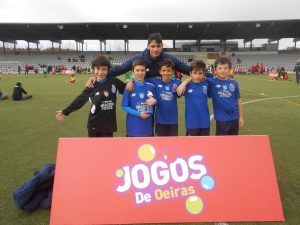 jogos de oeiras crianças a jogar futebol
