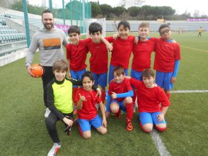 jogos de oeiras crianças a jogar futebol