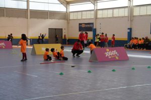 jogos de oeiras crianças a fazer atletismo