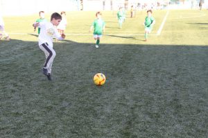 jogos de oeiras crianças a jogar futebol