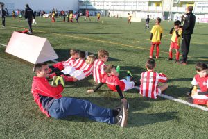 jogos de oeiras crianças a jogar futebol