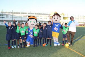 jogos de oeiras crianças a jogar futebol