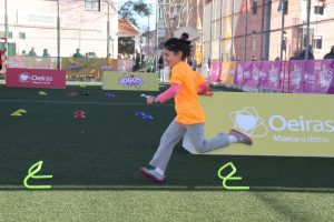 jogos de oeiras crianças praticando atletismo