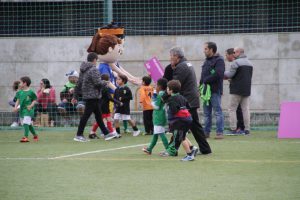 jogos de oeiras crianças a jogar futebol