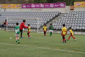 jogos de oeiras crianças a jogar futebol