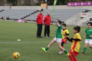 jogos de oeiras crianças a jogar futebol