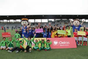 jogos de oeiras crianças a jogar futebol