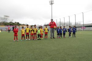 jogos de oeiras crianças a jogar futebol