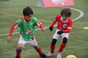 jogos de oeiras crianças a jogar futebol