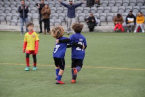 jogos de oeiras crianças a jogar futebol