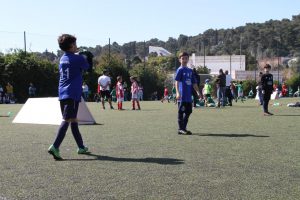 jogos de oeiras crianças a jogar futebol