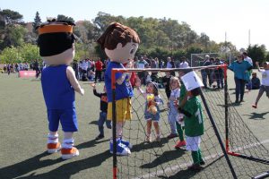 jogos de oeiras crianças a jogar futebol