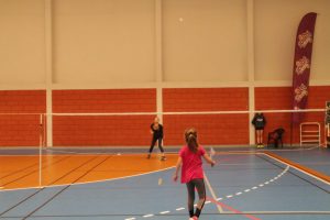 jogos de oeiras crianças a jogar badminton