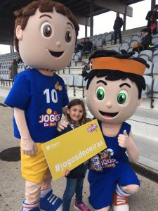 jogos de oeiras crianças a jogar futebol