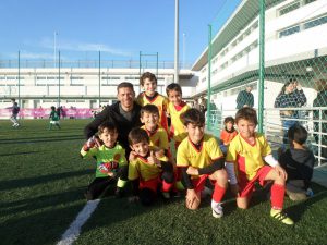 jogos de oeiras crianças a jogar futebol