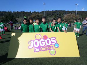 jogos de oeiras crianças a jogar futebol
