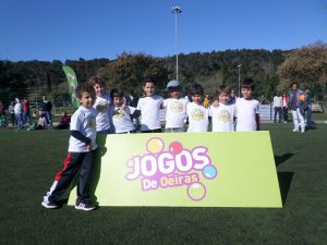 jogos de oeiras crianças a jogar futebol