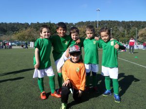 jogos de oeiras crianças a jogar futebol