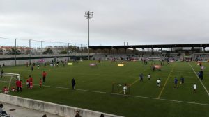 jogos de oeiras crianças a jogar futebol