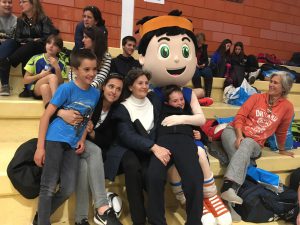 jogos de oeiras crianças a jogar badminton