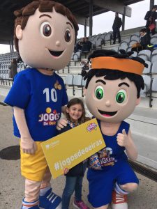 jogos de oeiras crianças a jogar futebol